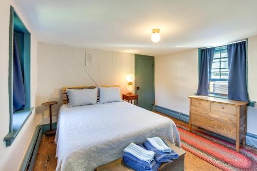 1 dormitorio con 1 cama, vestidor y ventana en Jim Croces Farmhouse Apartment in Downingtown!, en Downingtown