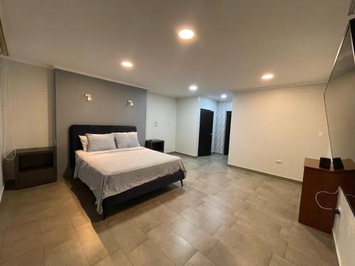 a bedroom with a bed in a room at Lujoso PH con JACUZZY Privado in Guayaquil