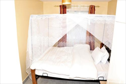 Letto o letti in una camera di Furaha Masionette apartment Nyayo Estate Nairobi Kenya Nambari ya Simu sufuri saba sufuri moja moja nne tisa sufuri sufuri saba next to JKIA Jomo kenyatta International Airport,Next to SGR Nairobi 3Bedrooms,3 toilets,2bathrooms,Own compound,par