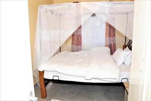 Letto o letti in una camera di Furaha Masionette apartment Nyayo Estate Nairobi Kenya Nambari ya Simu sufuri saba sufuri moja moja nne tisa sufuri sufuri saba next to JKIA Jomo kenyatta International Airport,Next to SGR Nairobi 3Bedrooms,3 toilets,2bathrooms,Own compound,par