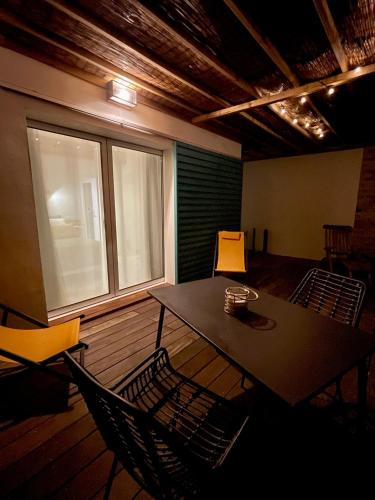 a room with a table and chairs and a window at HARITZAGA chambre d'hôte terrasse & jardin privé in Biarritz