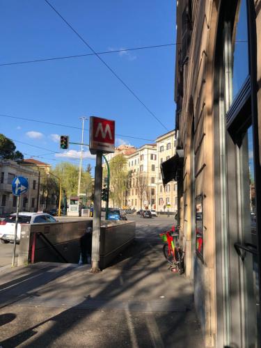 羅馬的住宿－The Manzoni，街道上建筑物的边的标志