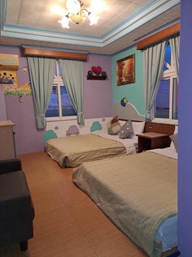 Heart Seed B&B في كنتيج: غرفة نوم بسريرين في غرفة بها نوافذ
