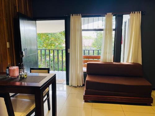 een woonkamer met een stoel en een tafel bij Apartamento Don Jarvey I in Monteverde Costa Rica