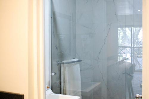 uma casa de banho com um chuveiro e uma porta de vidro em Casa Londres em Cidade do México