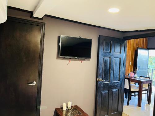 een kamer met een flatscreen-tv aan de muur bij Apartamento Don Jarvey I in Monteverde Costa Rica