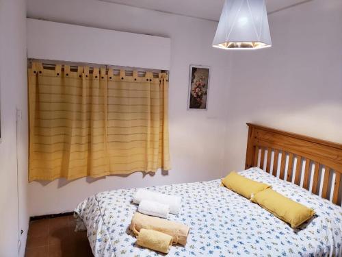 1 dormitorio con 1 cama con 2 toallas en Departamento en capital Mendoza con estacionamiento incluido en Mendoza
