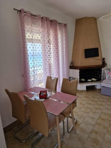 TV a/nebo společenská místnost v ubytování Corfu Glyfada Beach Apartments 67