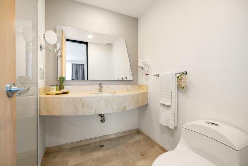 Koupelna v ubytování Novelty Suites Hotel