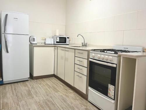 Una cocina o zona de cocina en Espectacular departamento sobre la laguna para parejas