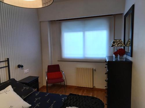 オウレンセにあるMaría Belkisのベッドルーム1室(窓、ベッド1台、椅子付)