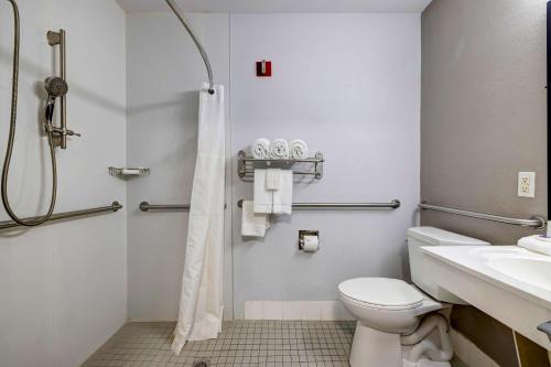 La salle de bains est pourvue d'une douche, de toilettes et d'un lavabo. dans l'établissement Studio 6-Arlington, TX - South - Dallas, à Arlington