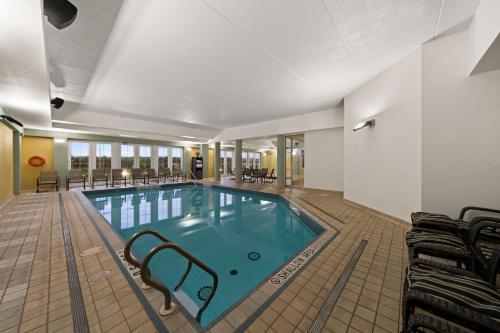 a large swimming pool in a hotel room at Best Western Plus Orangeville Inn & Suites in Orangeville