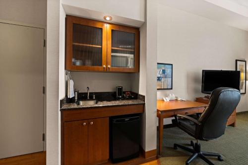 an office with a desk and a computer in a room at Best Western Plus Orangeville Inn & Suites in Orangeville