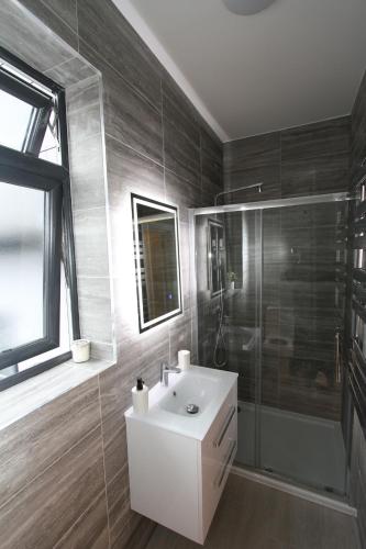 Phòng tắm tại Luxury Studio Flat In London
