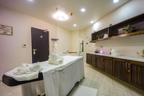 La salle de bains est pourvue d'une baignoire, d'un lavabo et d'une douche. dans l'établissement Comfort Inn & Suites Tobago, à Tobago Island