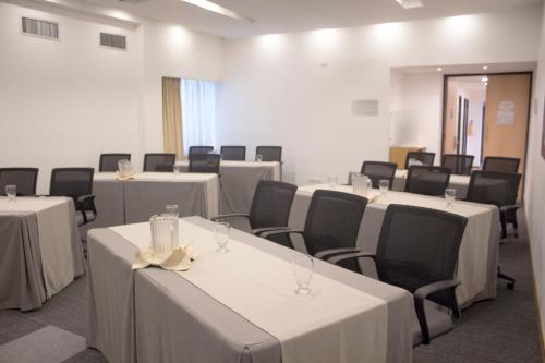 Novelty Suites Hotelにあるビジネスエリアまたは会議室