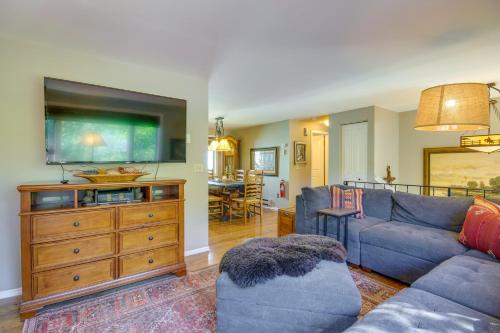 Ruang duduk di Red Lodge Mountain Home Less Than 7 Miles to Ski Slopes!