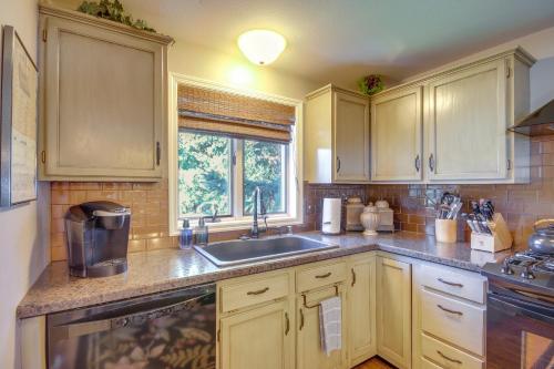 Dapur atau dapur kecil di Red Lodge Mountain Home Less Than 7 Miles to Ski Slopes!