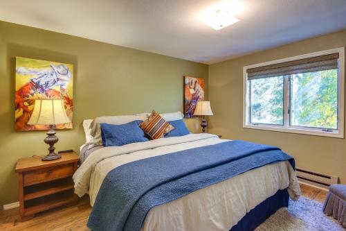 En eller flere senger på et rom på Red Lodge Mountain Home Less Than 7 Miles to Ski Slopes!
