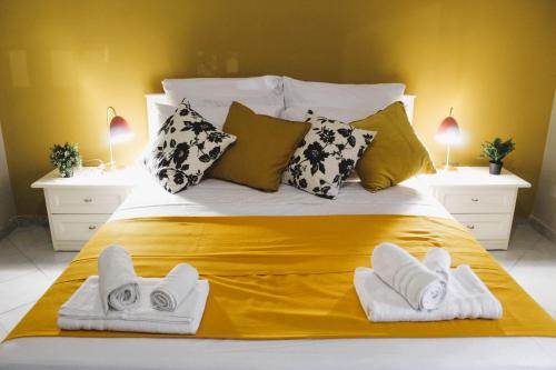 een slaapkamer met een bed met handdoeken erop bij Vomero Parthenope Home in Napels