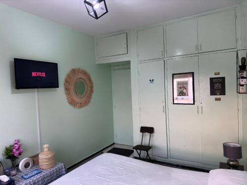 TV a/nebo společenská místnost v ubytování Chambre privée en plein centre