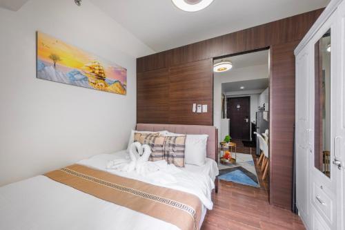 Llit o llits en una habitació de Newly Turned 0ver Cond0- Air Makati 1BR with Balcony