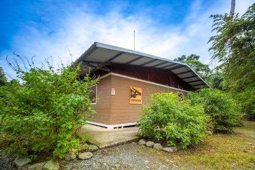 プエルト・リモンにあるVeragua Rainforestの看板のある小さな建物