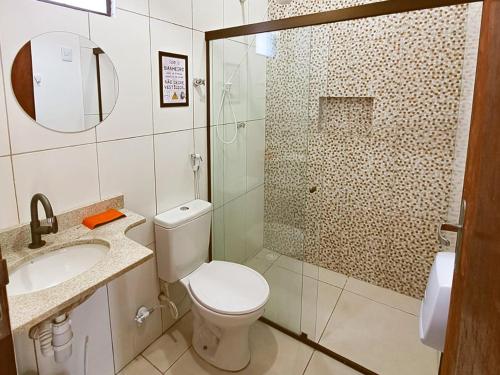un bagno con wc, lavandino e doccia di Villa Madu Milagres a 300 metri dalla spiaggia a São Miguel dos Milagres