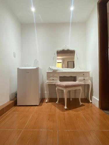 La salle de bains est pourvue d'une coiffeuse et d'un miroir. dans l'établissement Pousada da Mariinha, à São Lourenço