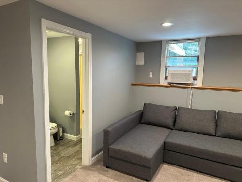 uma sala de estar com um sofá e uma janela em Boston Single Family House - Super Quiet and Private em Boston