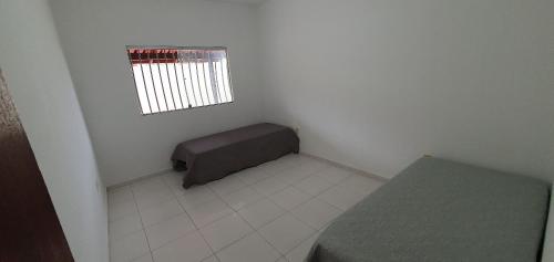 a small room with a bench and a window at Casa Temporada Guriri Pôr do Sol in São Mateus