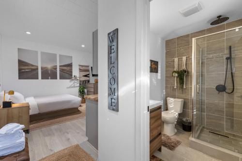 een slaapkamer met een bed en een badkamer met een douche bij Modern Home &Cozy in Lake Placid