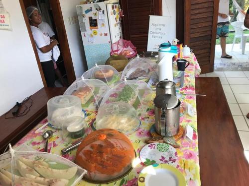 una mesa cubierta con comida encima de una mesa en POUSADA CANTINHO MÁGICO, en Maraú