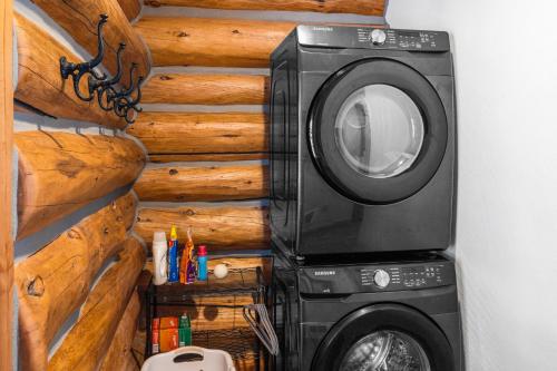 a microwave and a washing machine in a room at King's Cabin in West Yellowstone
