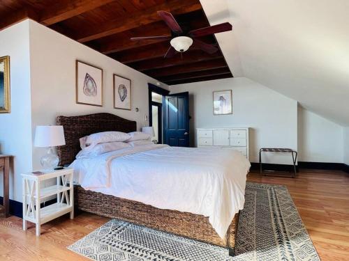 Un dormitorio con una cama grande con ventilador de techo. en Large West End Penthouse walk to Old Port w/Parking, en Portland