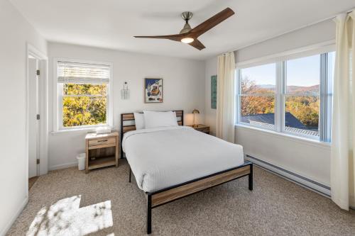 een slaapkamer met een bed en een raam met uitzicht bij Central Lake Placid Mountain Views in Lake Placid
