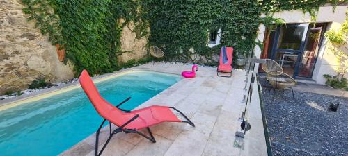 due sedie sedute accanto a una piscina di Appartements cocons dans les Corbières a Villesèque-des-Corbières