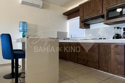 a kitchen with a counter and a blue chair at Diamante Dos Joyas Del Mar Bahia de Kino in Bahía Kino