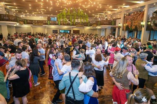una grande folla di persone che ballano in una stanza di GartenHaus a São Bento do Sul