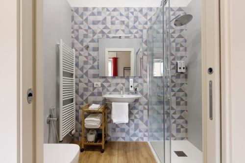 bagno con lavandino e doccia di Domus 44 Rooms a Verona