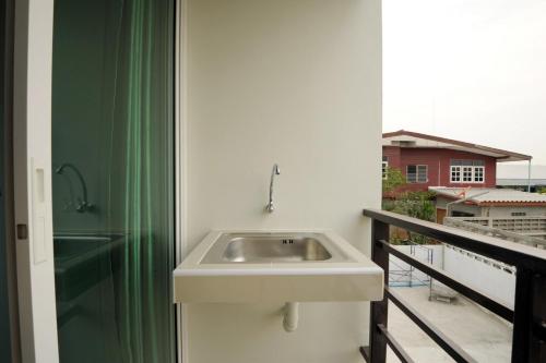 y baño con lavabo en el balcón. en Sawairiang Place en Nakhon Ratchasima