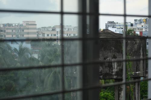 uma vista da cidade a partir de uma janela em Asma-ul-husna apartment em Rajshahi