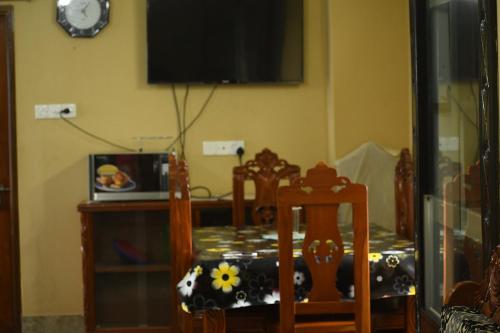 Televisyen dan/atau pusat hiburan di Asma-ul-husna apartment