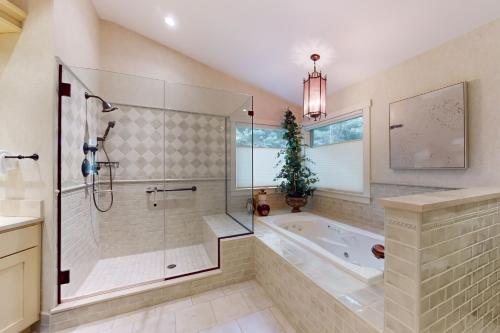ein großes Bad mit einer Badewanne und einer Dusche in der Unterkunft Room to Roam in Warren