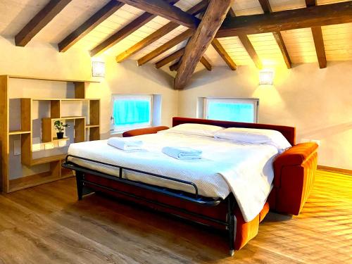 una camera con un grande letto in una stanza con soffitti in legno di Domus 44 Apartments a Verona