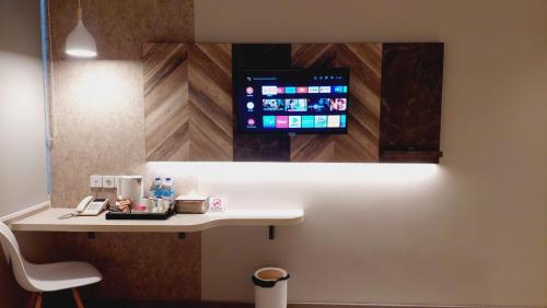 TV a/nebo společenská místnost v ubytování SIP Azana Hotel Jayapura