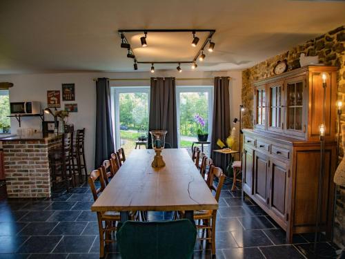 een eetkamer met een houten tafel en stoelen bij Charming cottage in Gimn e in Doische
