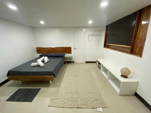 una camera da letto con un letto con un orsacchiotto sopra di 1-BR spacious lofted apartment near BGC Taguig City (THR105) a Manila