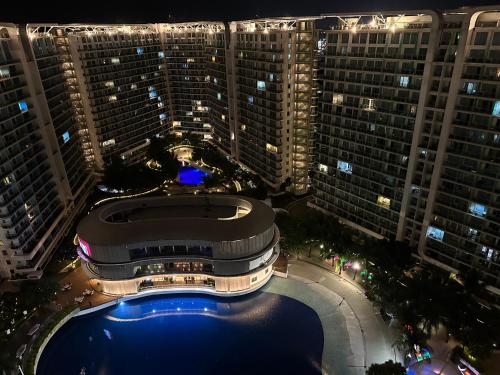 eine Luftansicht eines Gebäudes mit Pool vor den Gebäuden in der Unterkunft Stayover at Azure in Manila